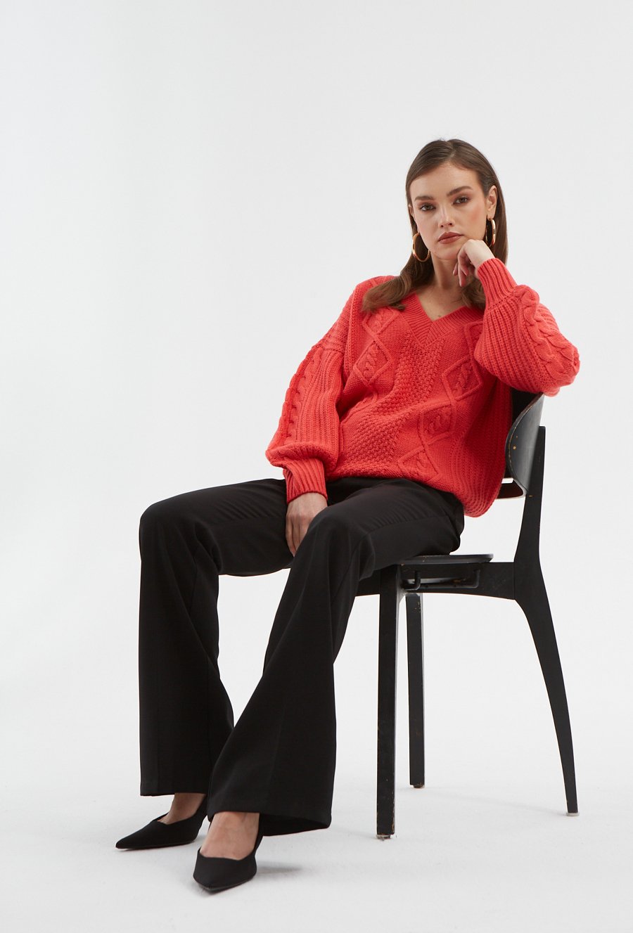 Sweter w v-nek o warkoczowym splocie