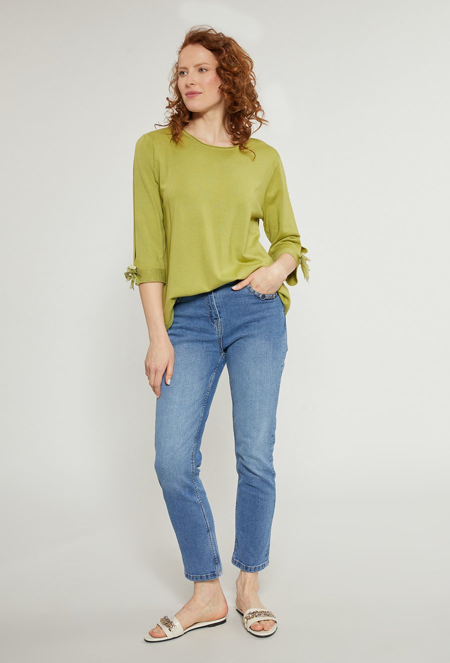 Sweter z ozdobnymi kokardkami