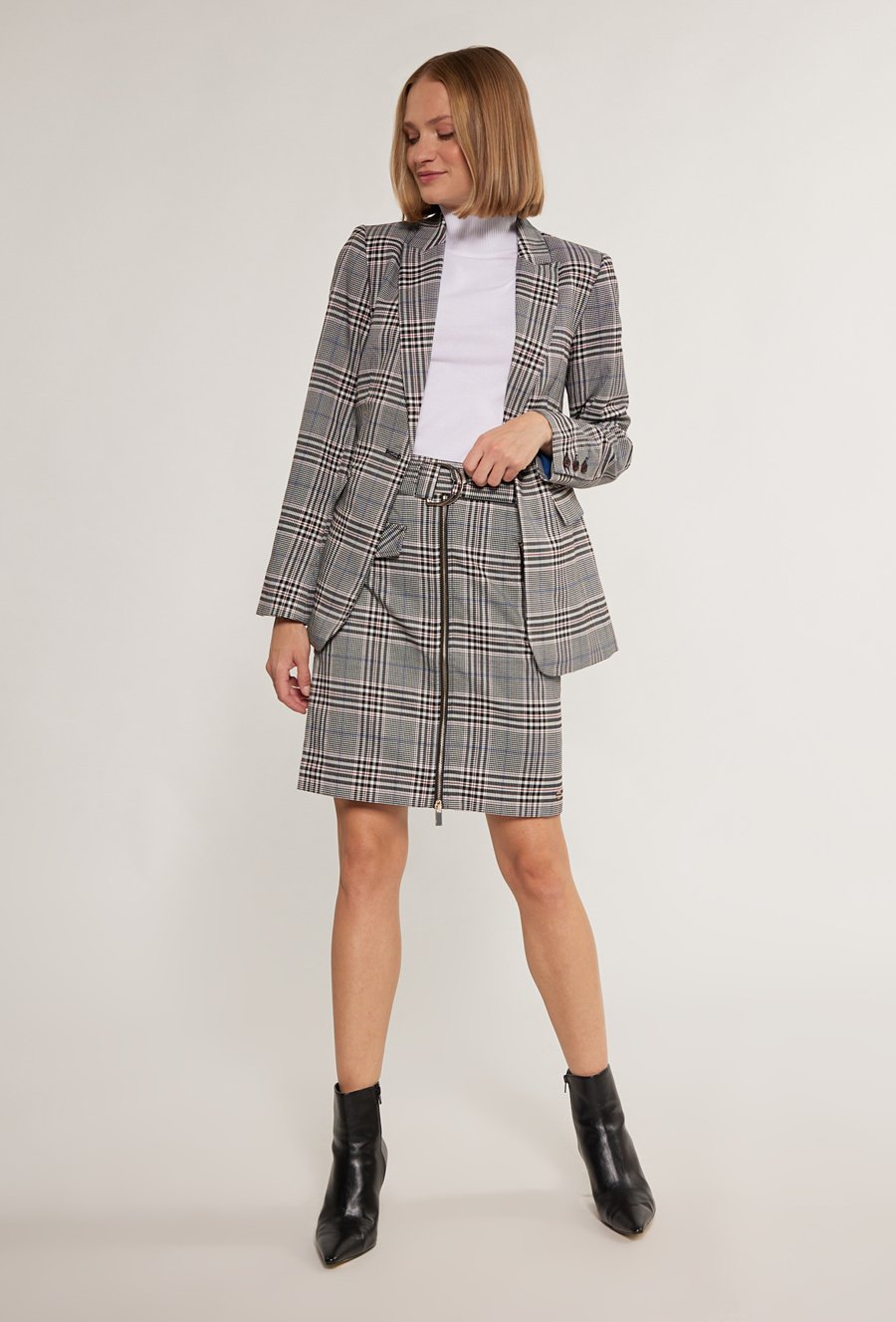 Sp&oacute;dnica damska w kratę