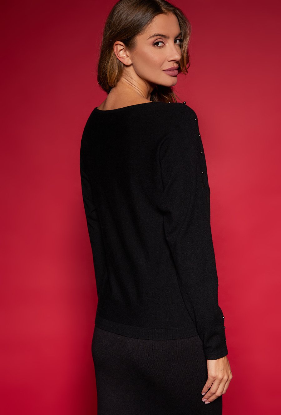 Czarny sweter ze zdobieniem na rękawach