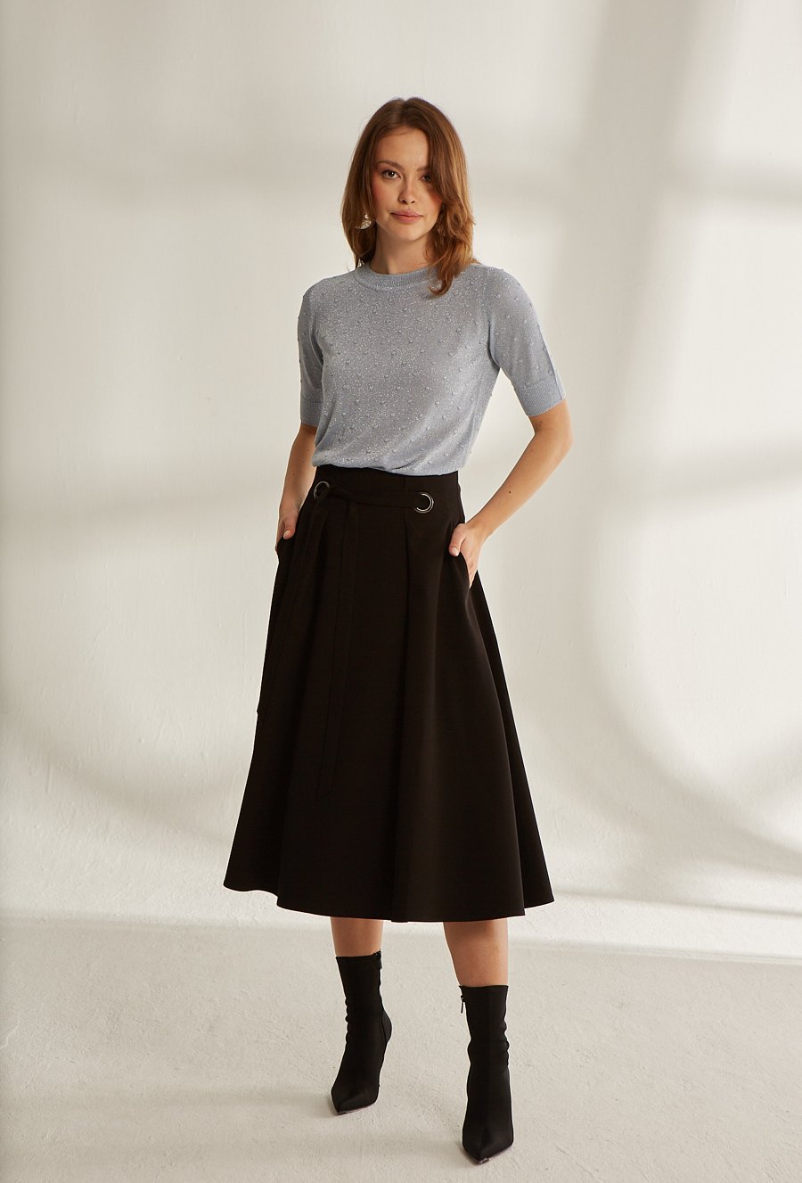 Rozkloszowana sp&oacute;dnica z ozdobnym paskiem