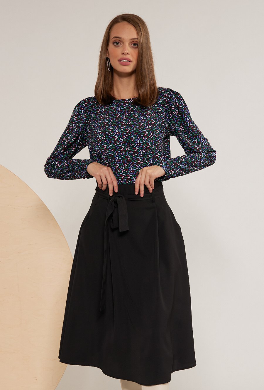 Zwiewna sp&oacute;dnica z wiązaniem