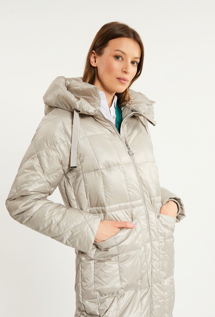 Puchowy płaszcz ze ściągaczem w talii