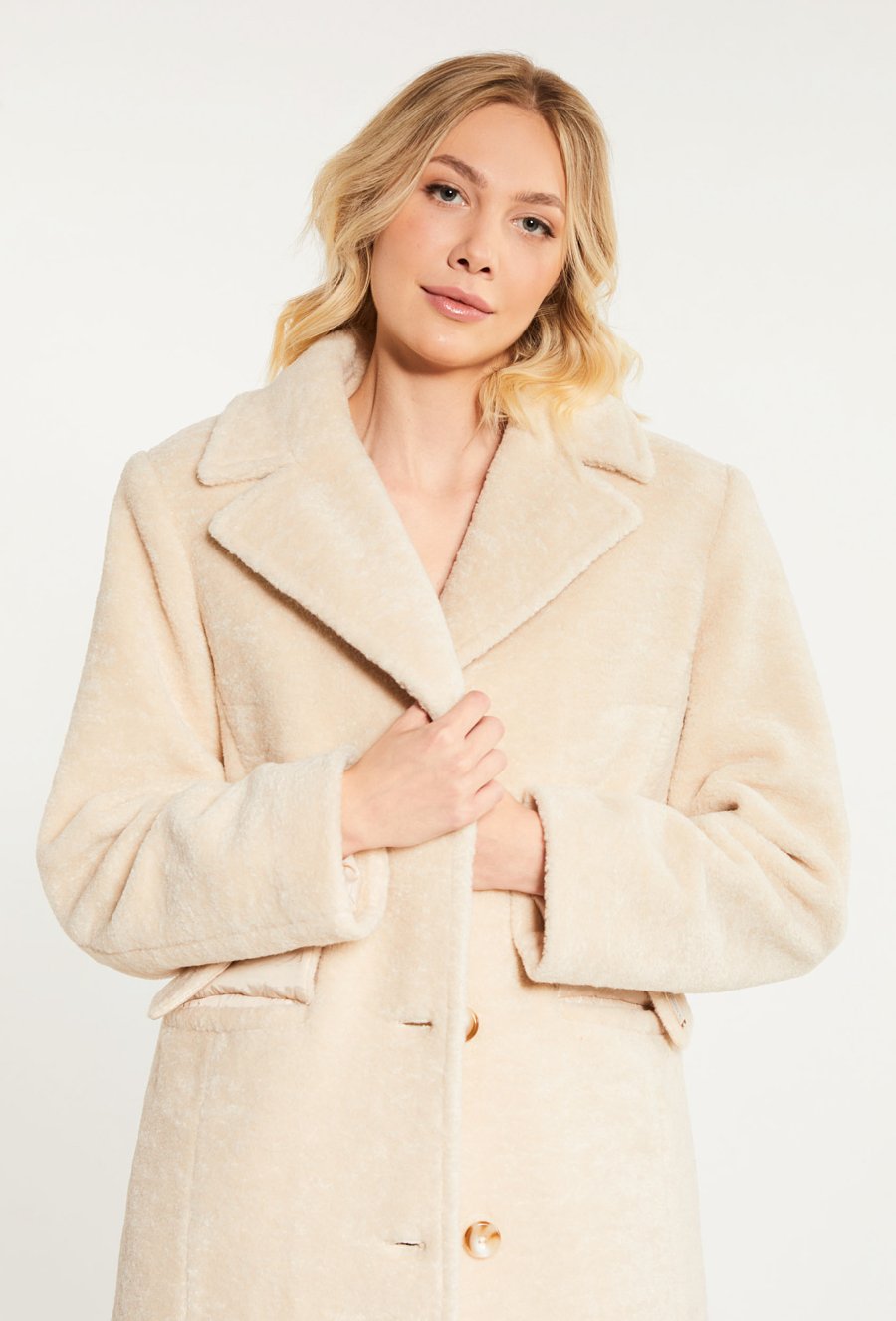 Płaszcz o prostym kroju