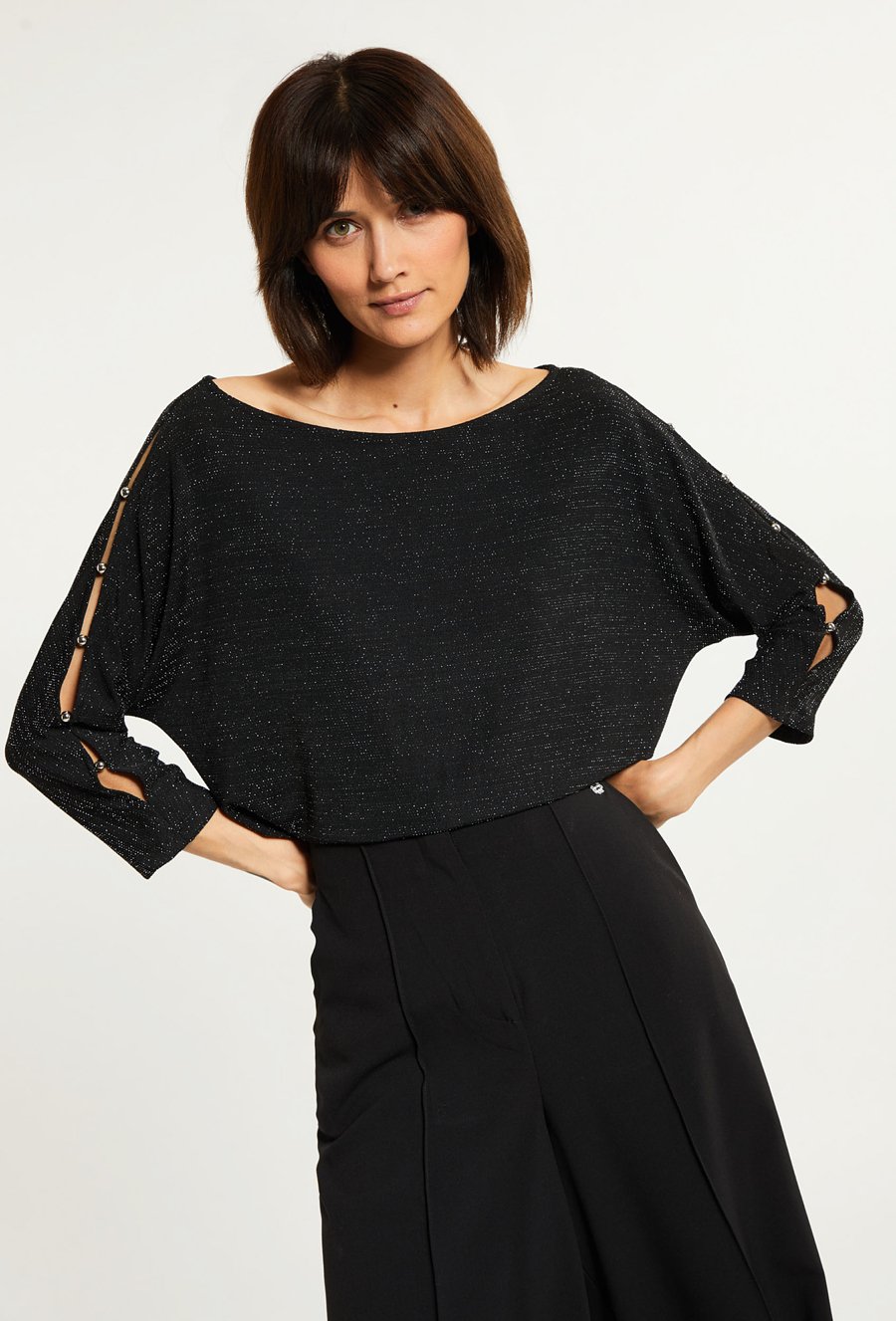 Bluzka z ozdobnymi wycięciami na rękawach