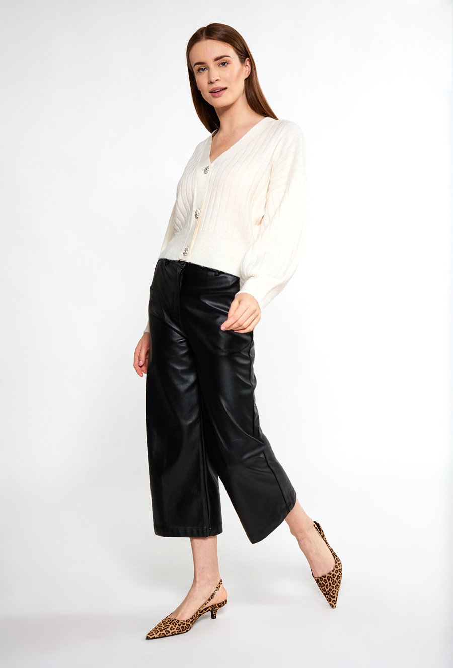 Sweter z biżuteryjnym zapięciem