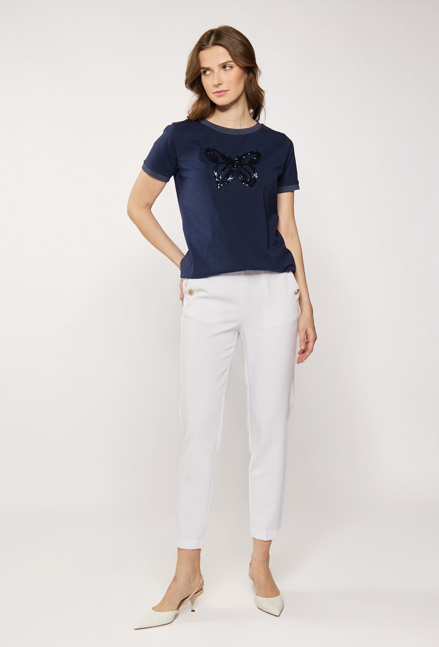 T-shirt z cekinowym motylem