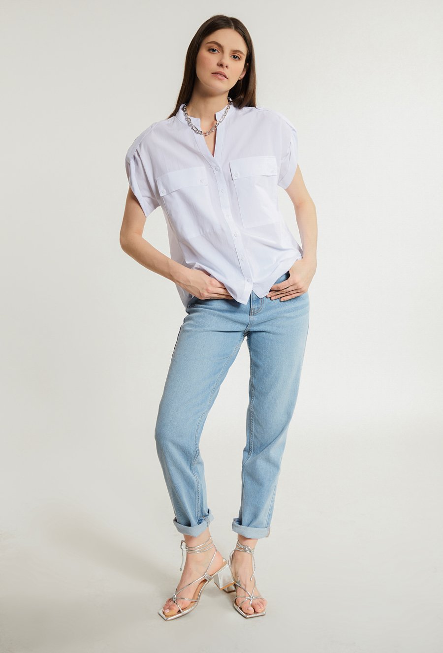 Biała koszula z kr&oacute;tkim rękawem