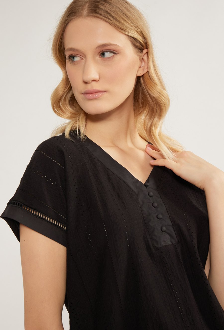 Ażurowa bluzka z ozdobnym dekoltem