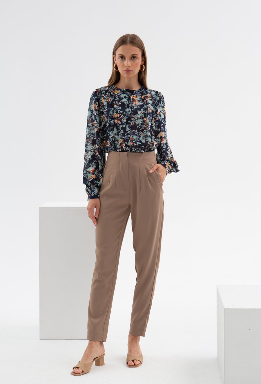 Beżowe spodnie z wysokim stanem