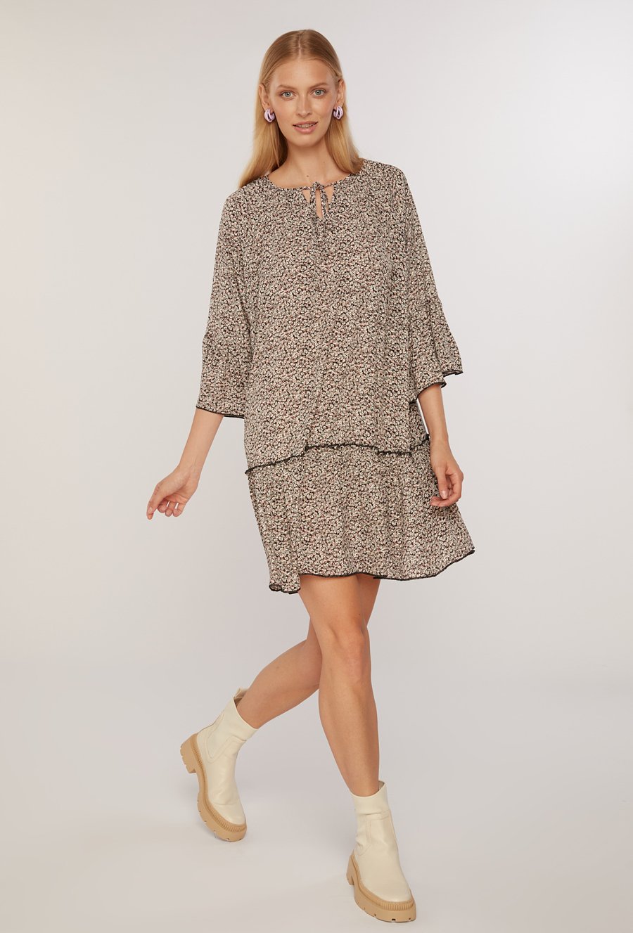 Sukienka z falbaną w drobne kwiaty