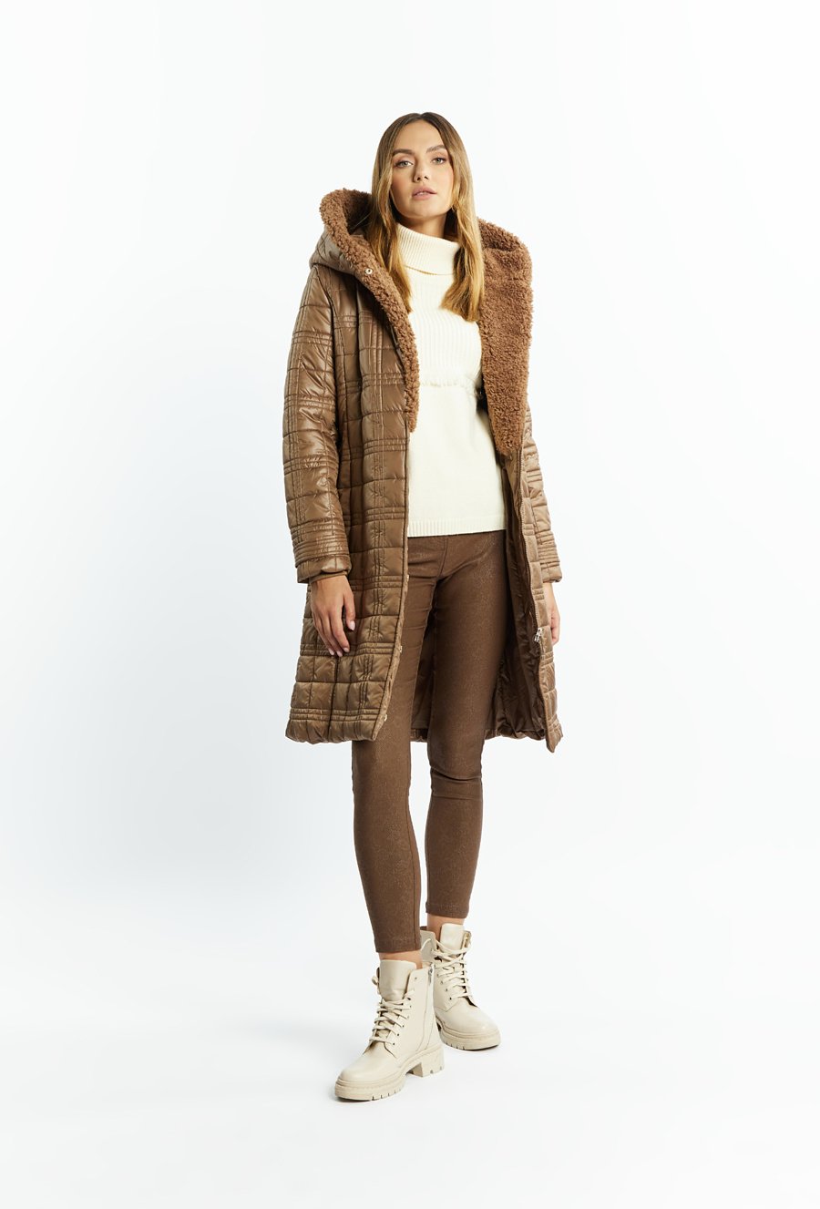 Pikowany płaszcz damski z kapturem