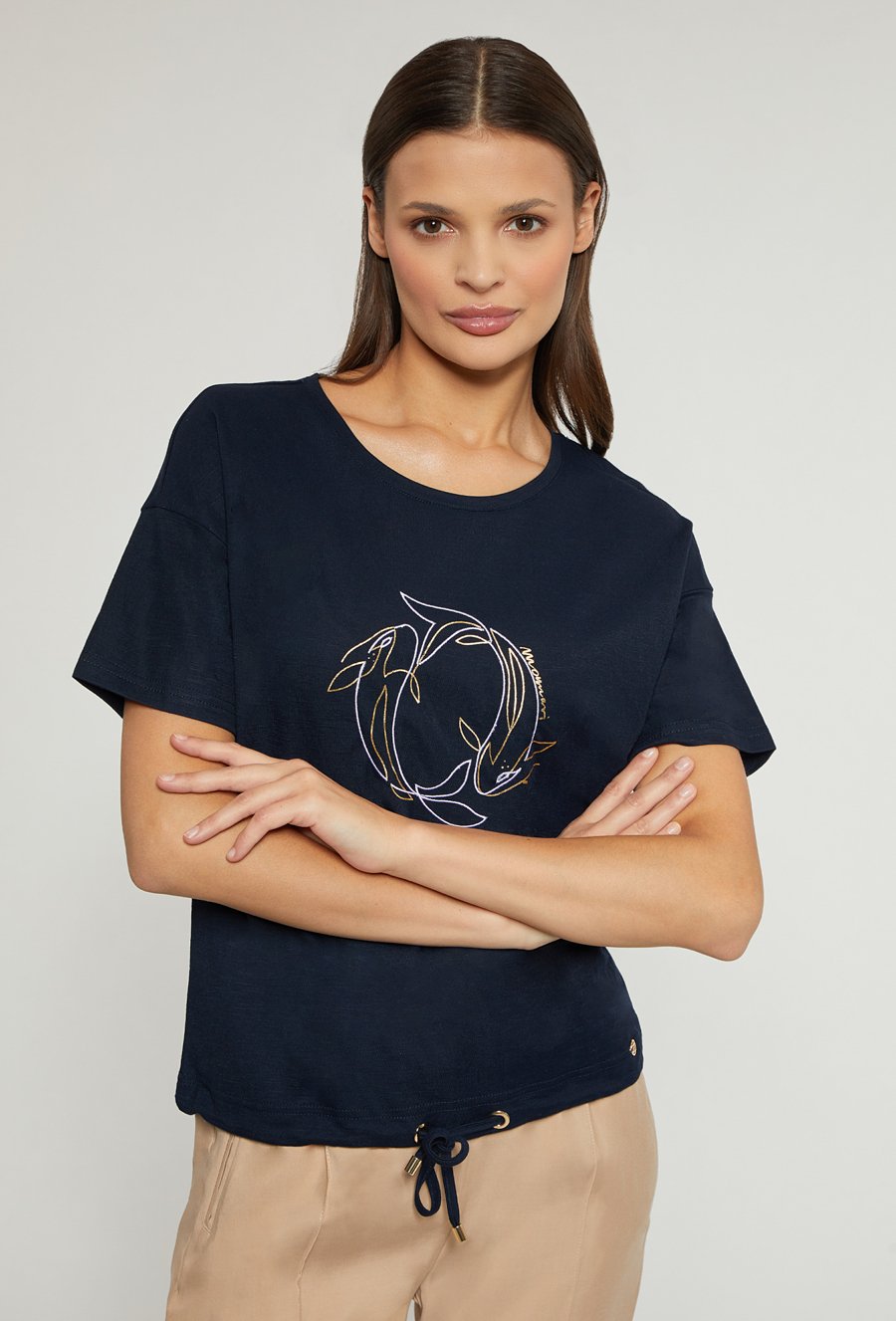 T-shirt damski z haftowanym wzorem