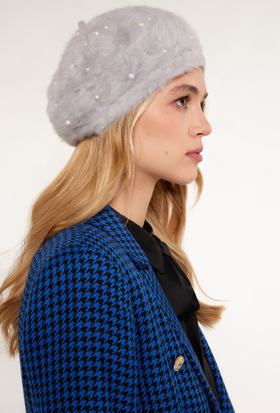 Beret zdobiony perełkami