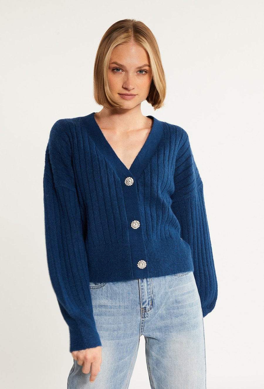 Sweter z biżuteryjnym zapięciem