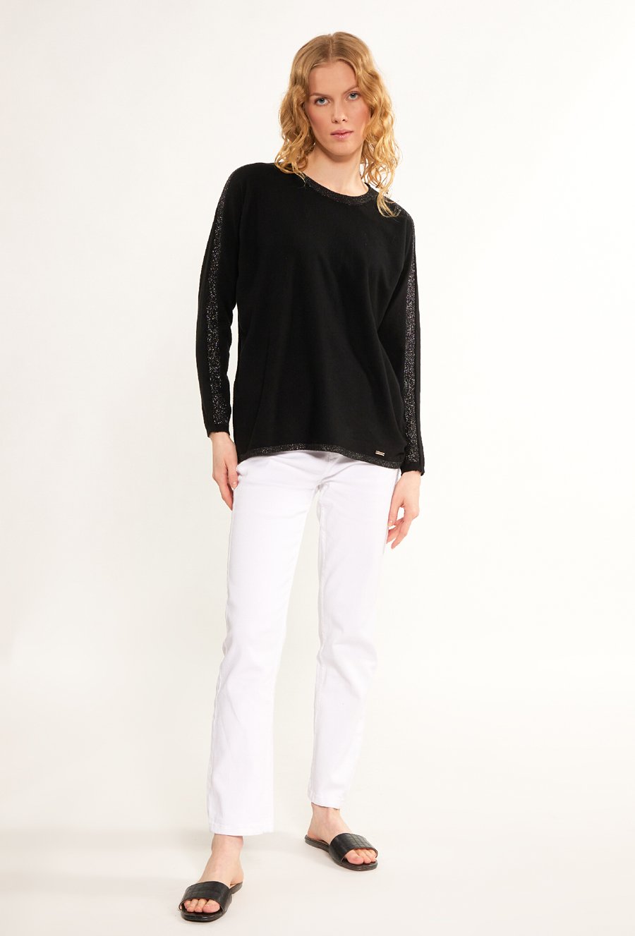 Sweter damski z połyskującą nicią