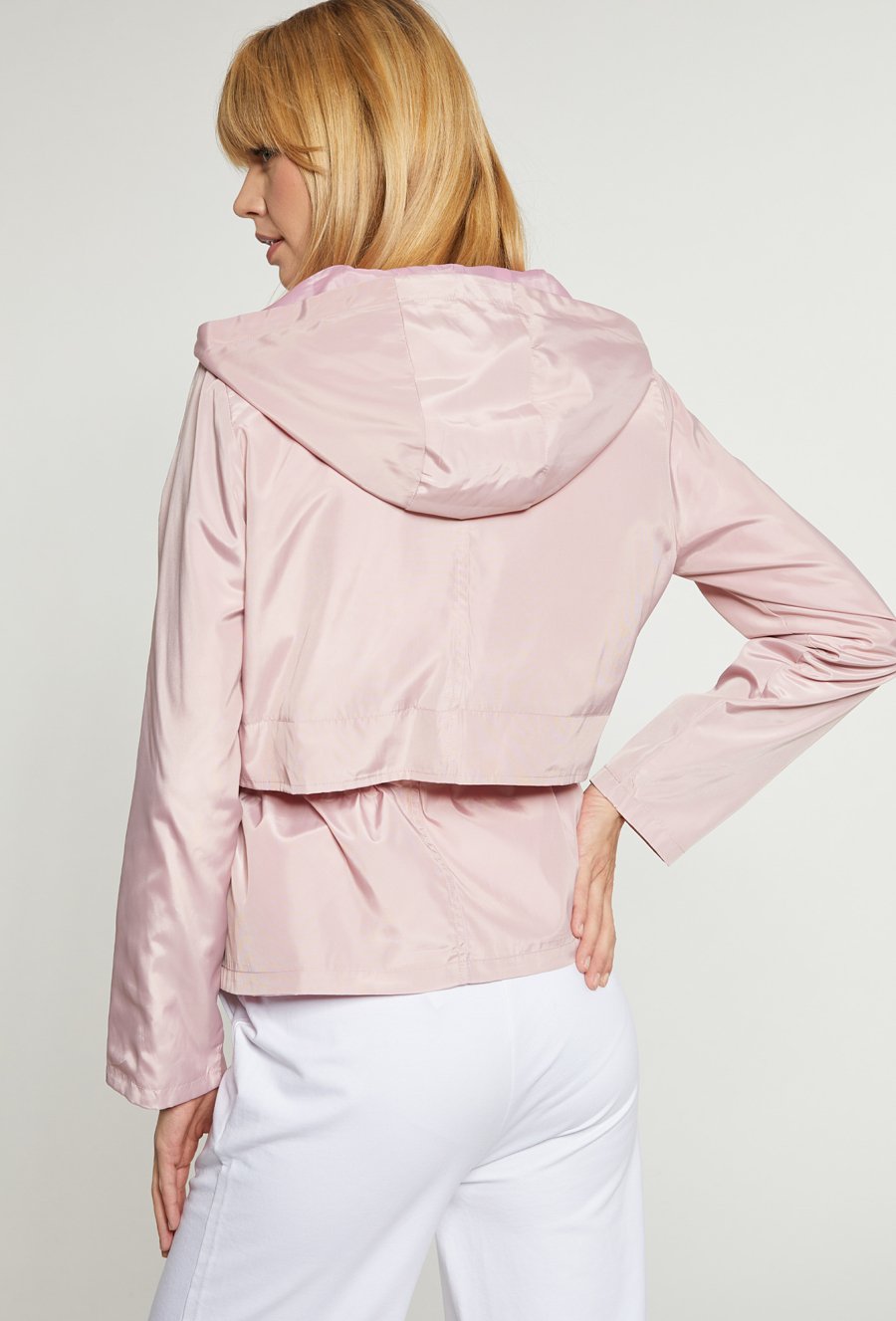 Kurtka wiązana w talii