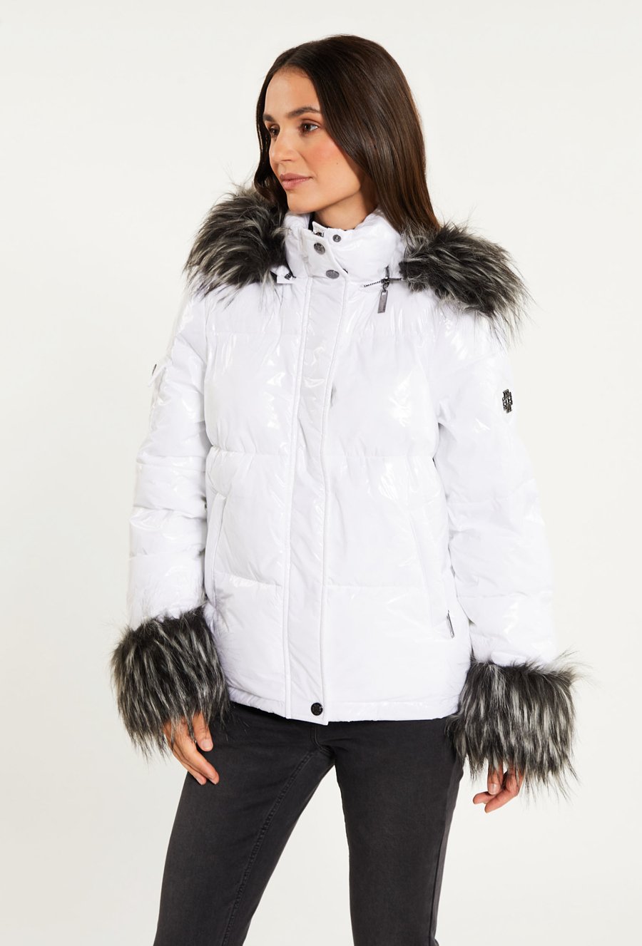 Kr&oacute;tka kurtka z połyskiem