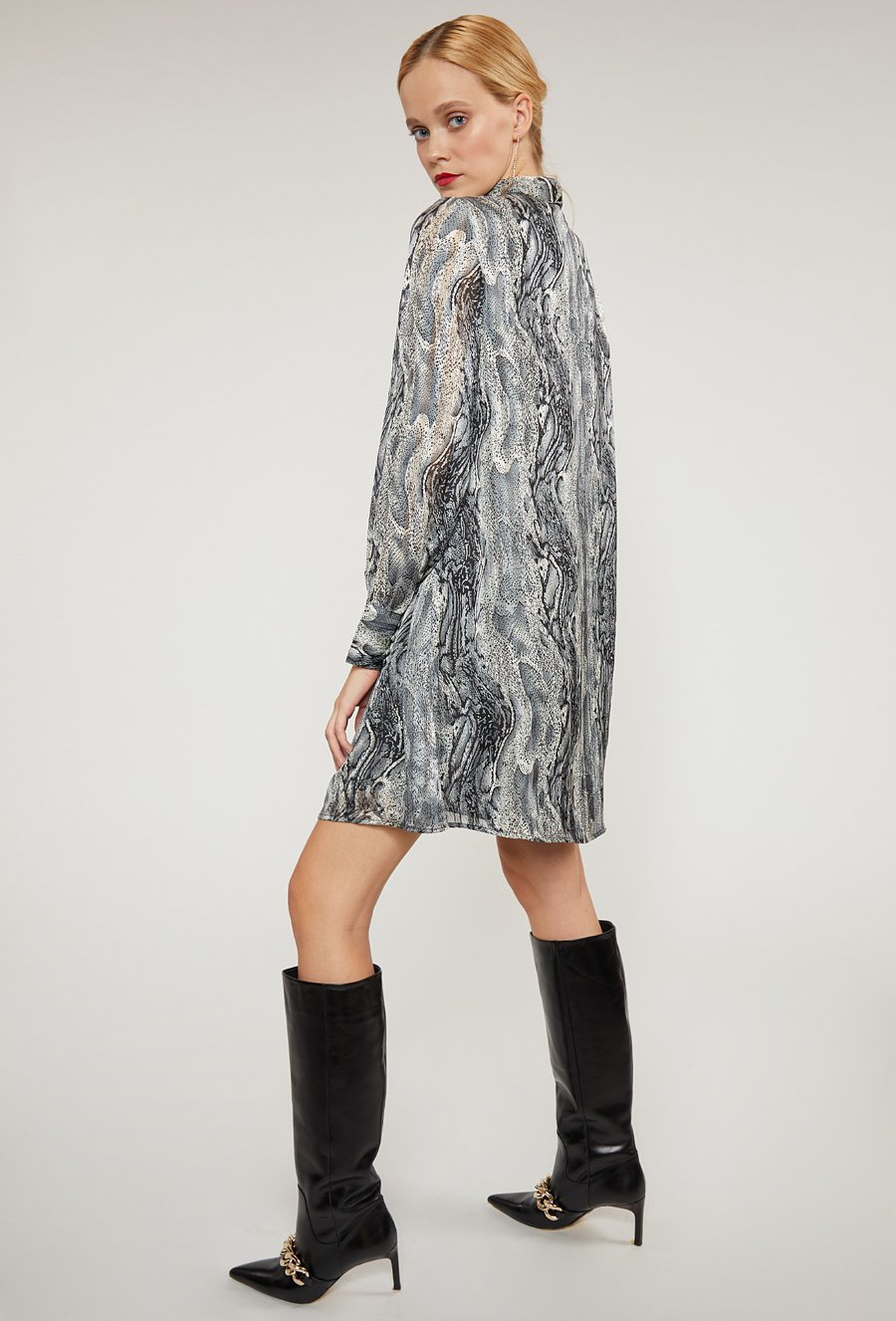 Wzorzysta sukienka z wiązaniem