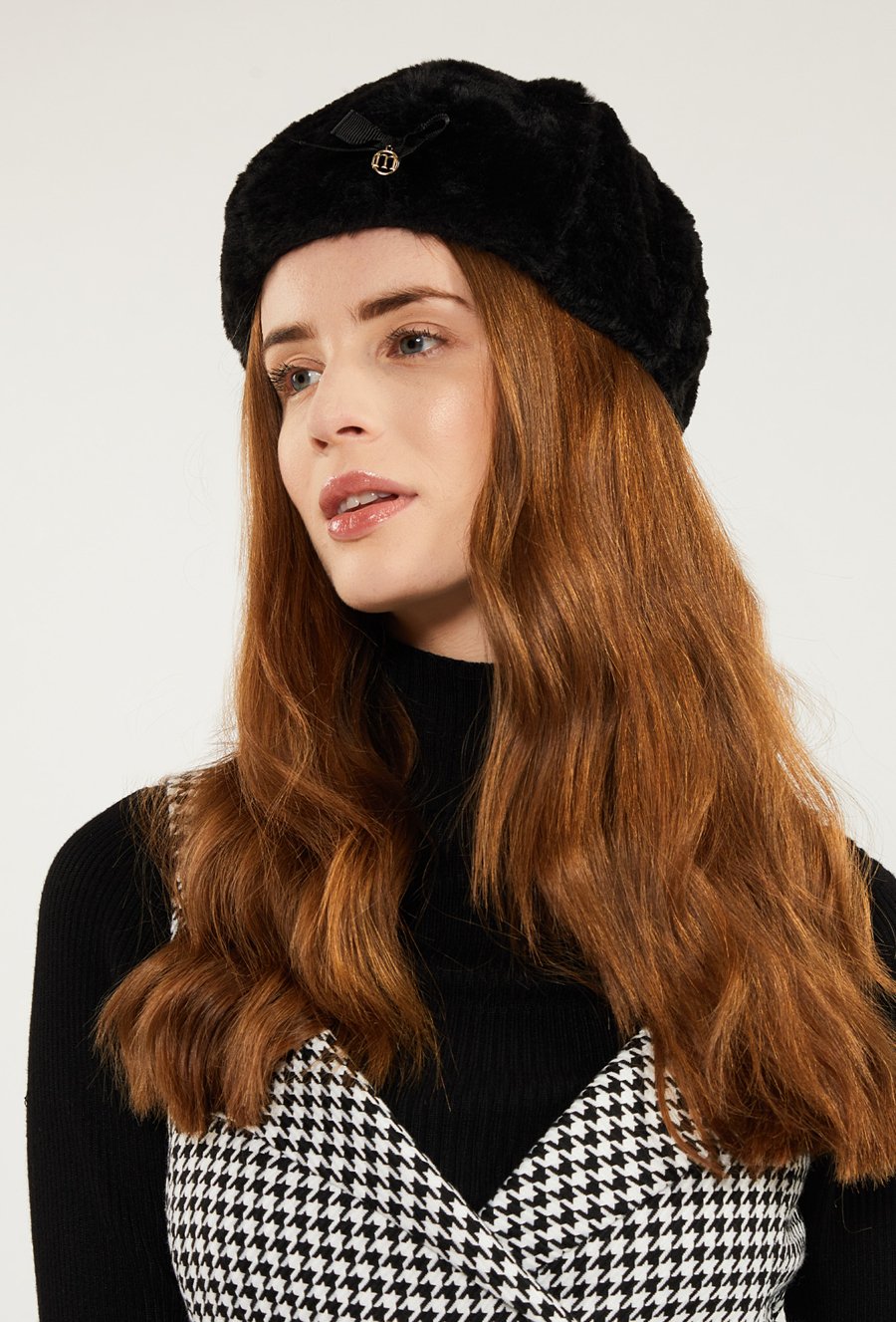 Beret z długim włosiem