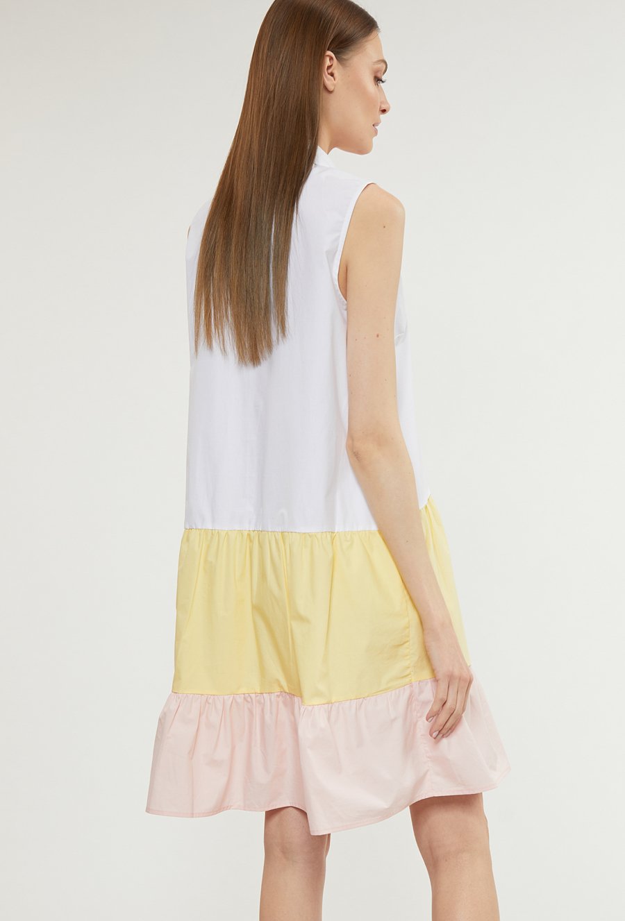 Rozkloszowana sukienka z falbankami