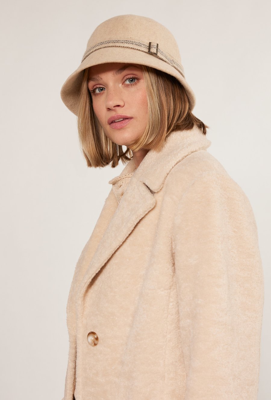 Wełniany kapelusz z aplikacją