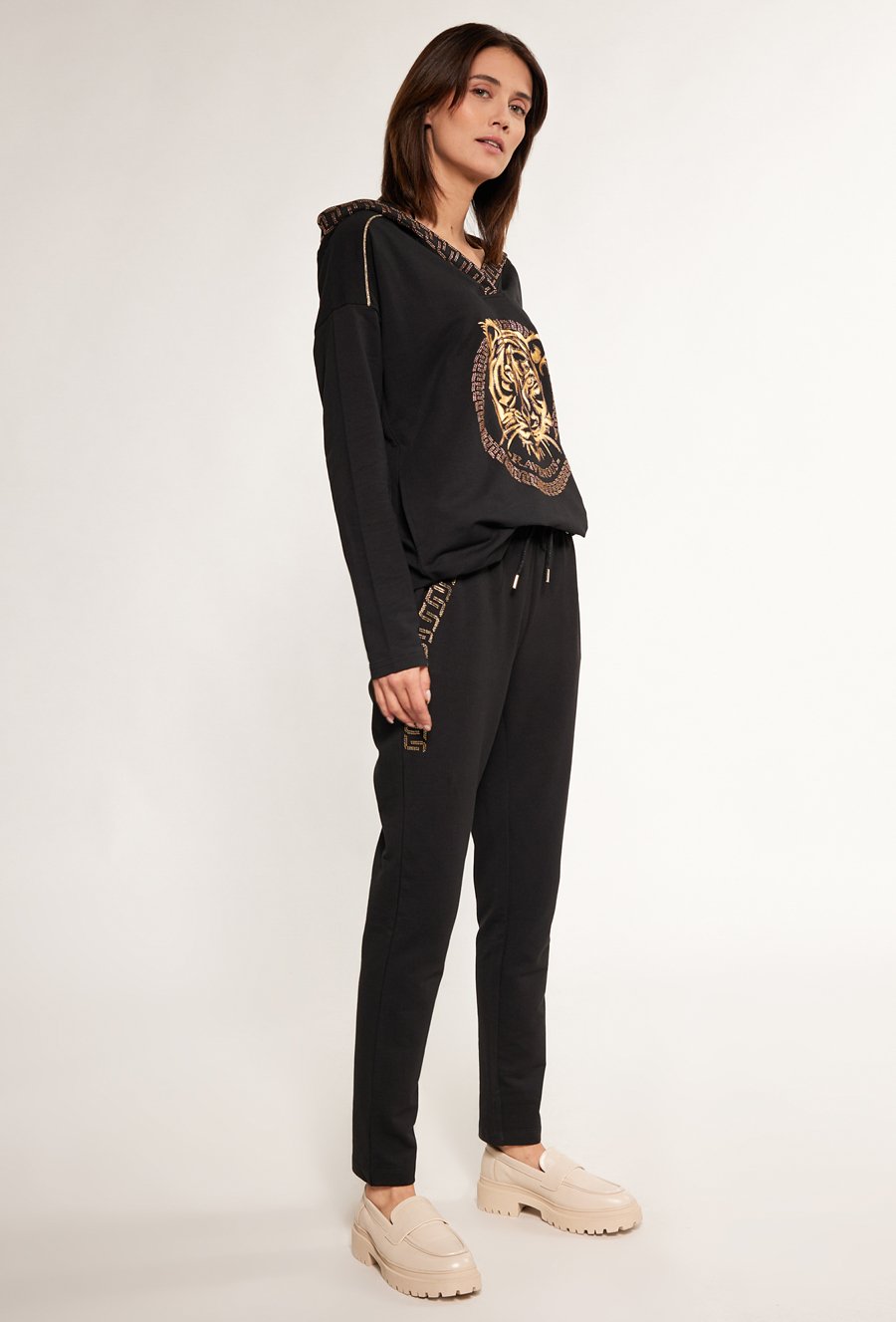 Dresowe spodnie damskie z dżetową aplikacją