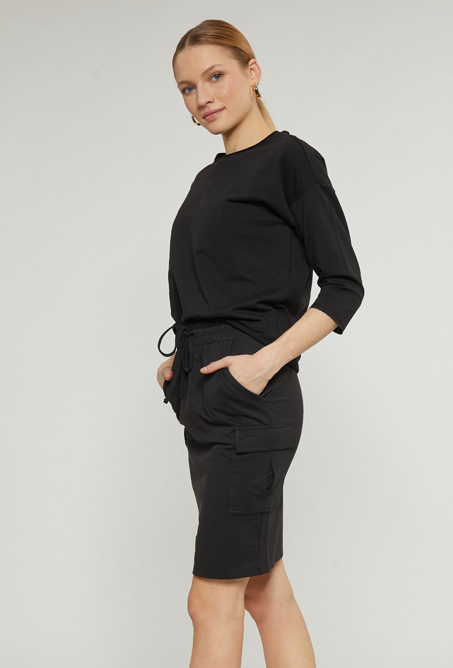 Sp&oacute;dniczka damska z kieszeniami