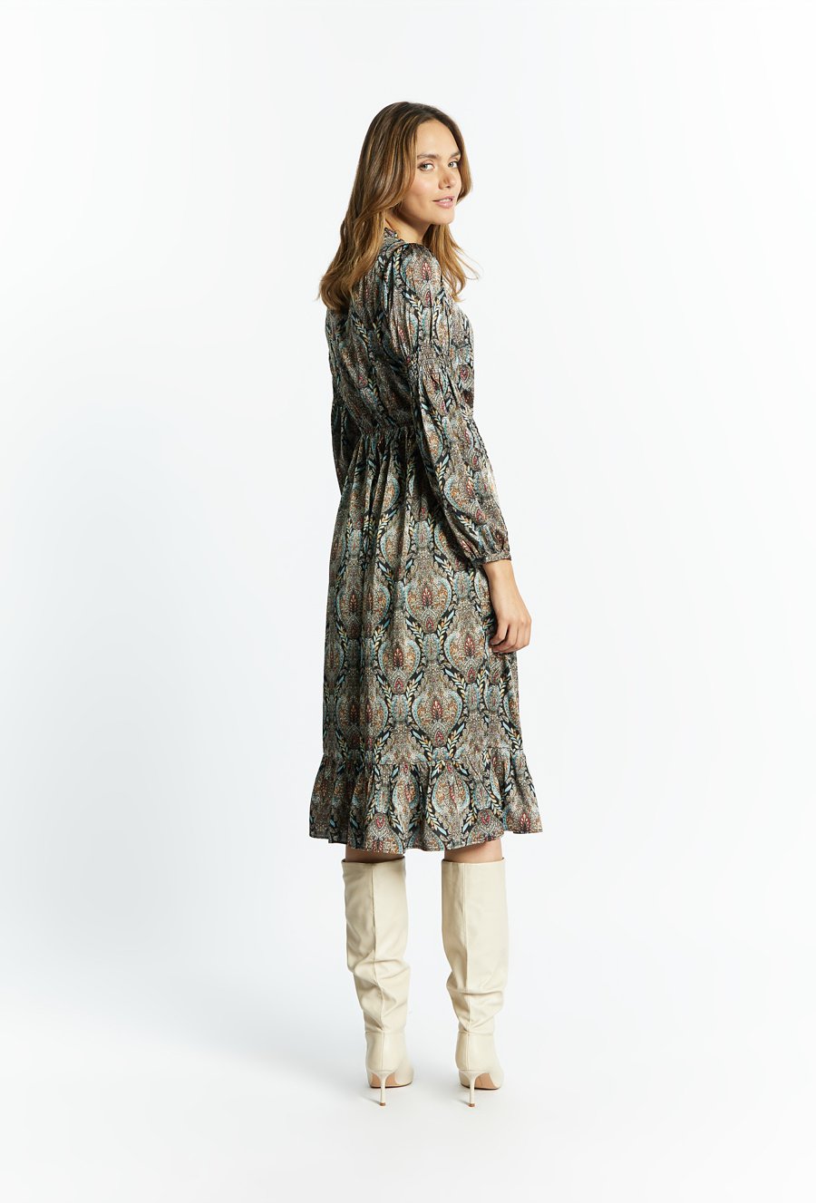 Wzorzysta sukienka z długimi rękawami