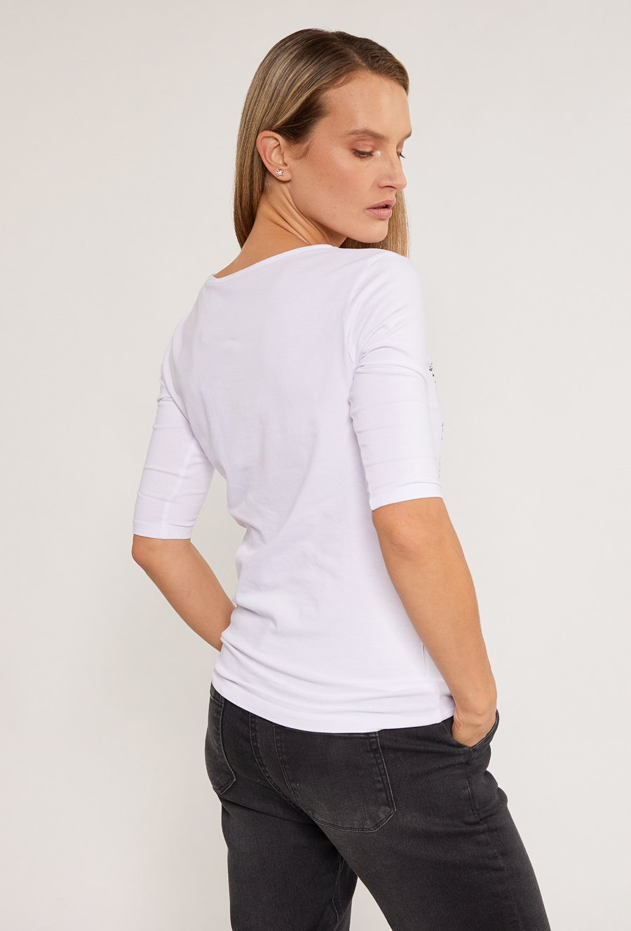 T-shirt z nadrukiem i biżuteryjną aplikacją