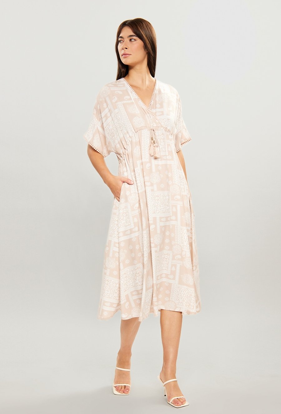 Wzorzysta sukienka midi