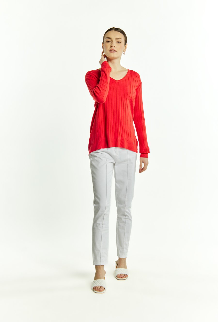 Sweter damski z dekoltem w serek