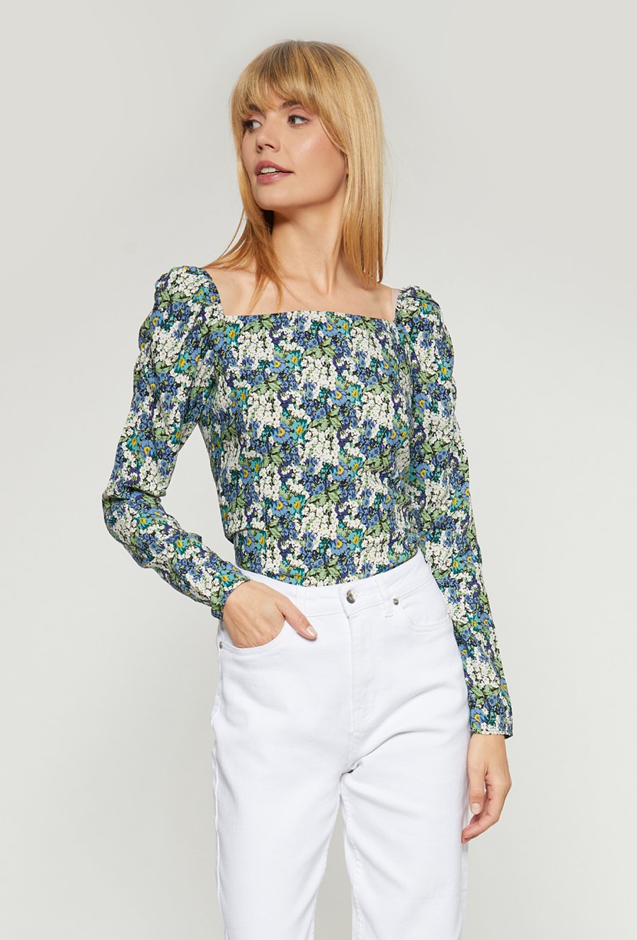 Bluzka w drobne kwiaty z bufkami na rękawie