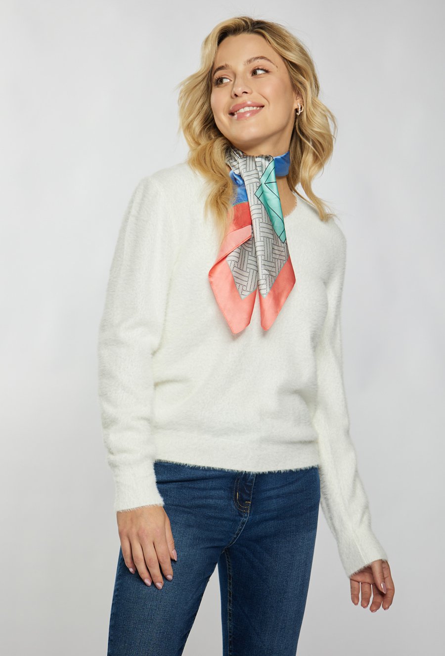 Sweter z kr&oacute;tkim włosiem