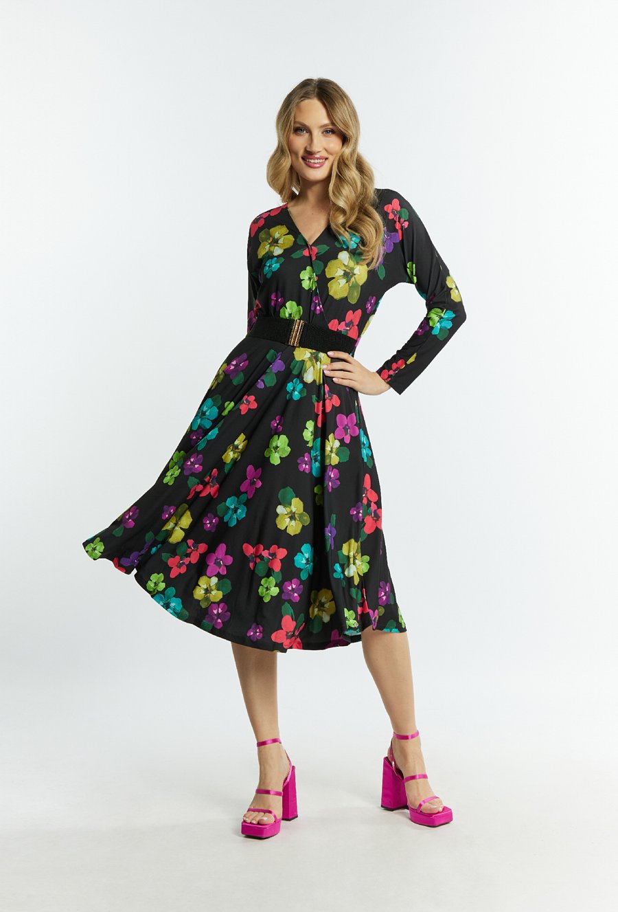 Rozkloszowana sukienka z paskiem