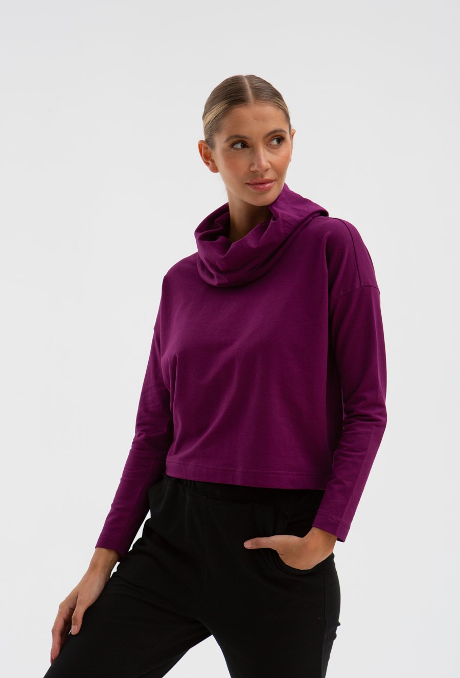 Fioletowa bluza z golfem