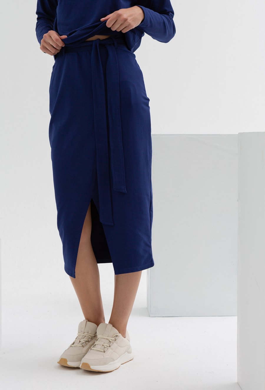 Oł&oacute;wkowa sp&oacute;dnica z paskiem