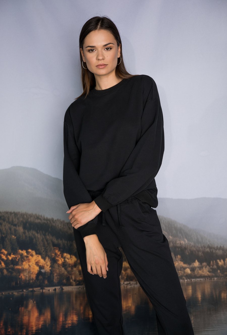 Gładka bluza z haftem na boku