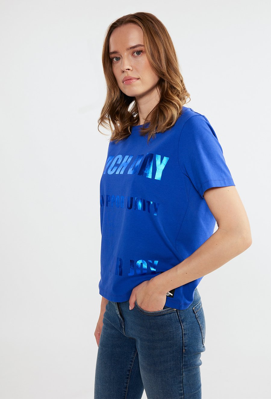 T-shirt z ozdobnym napisem