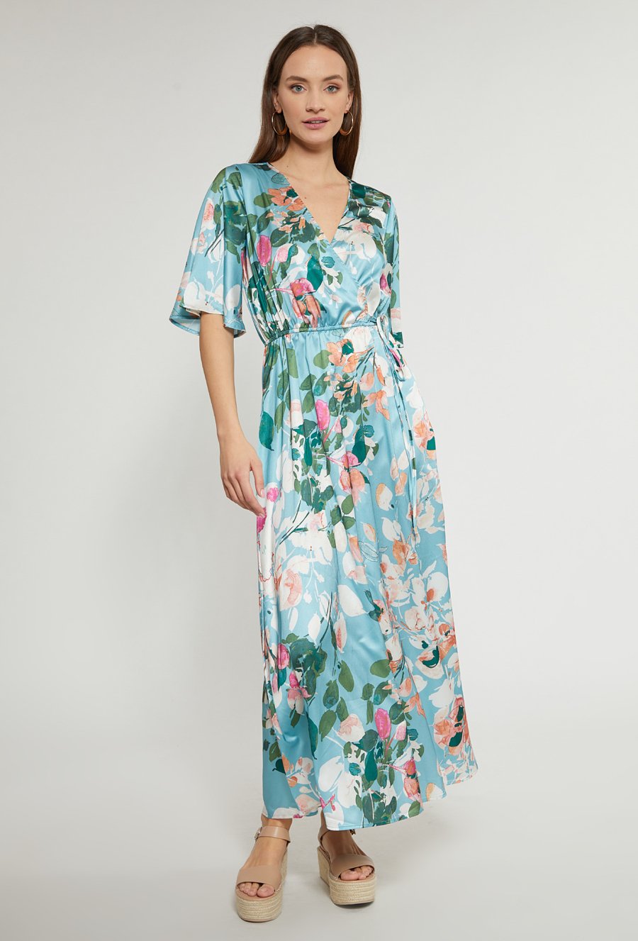 Długa satynowa sukienka w kwiaty