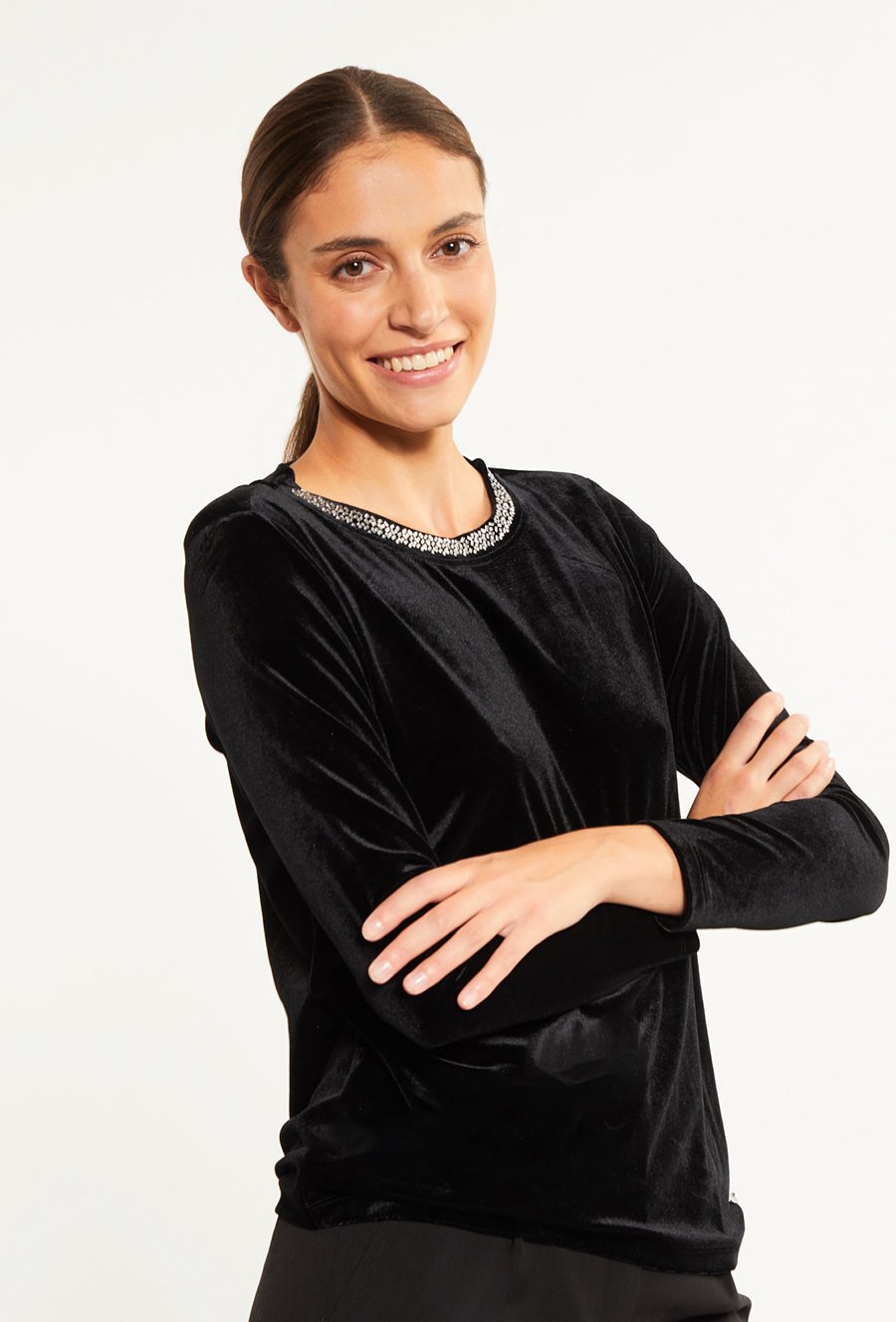 Welurowa bluzka damska z biżuteryjną aplikacją