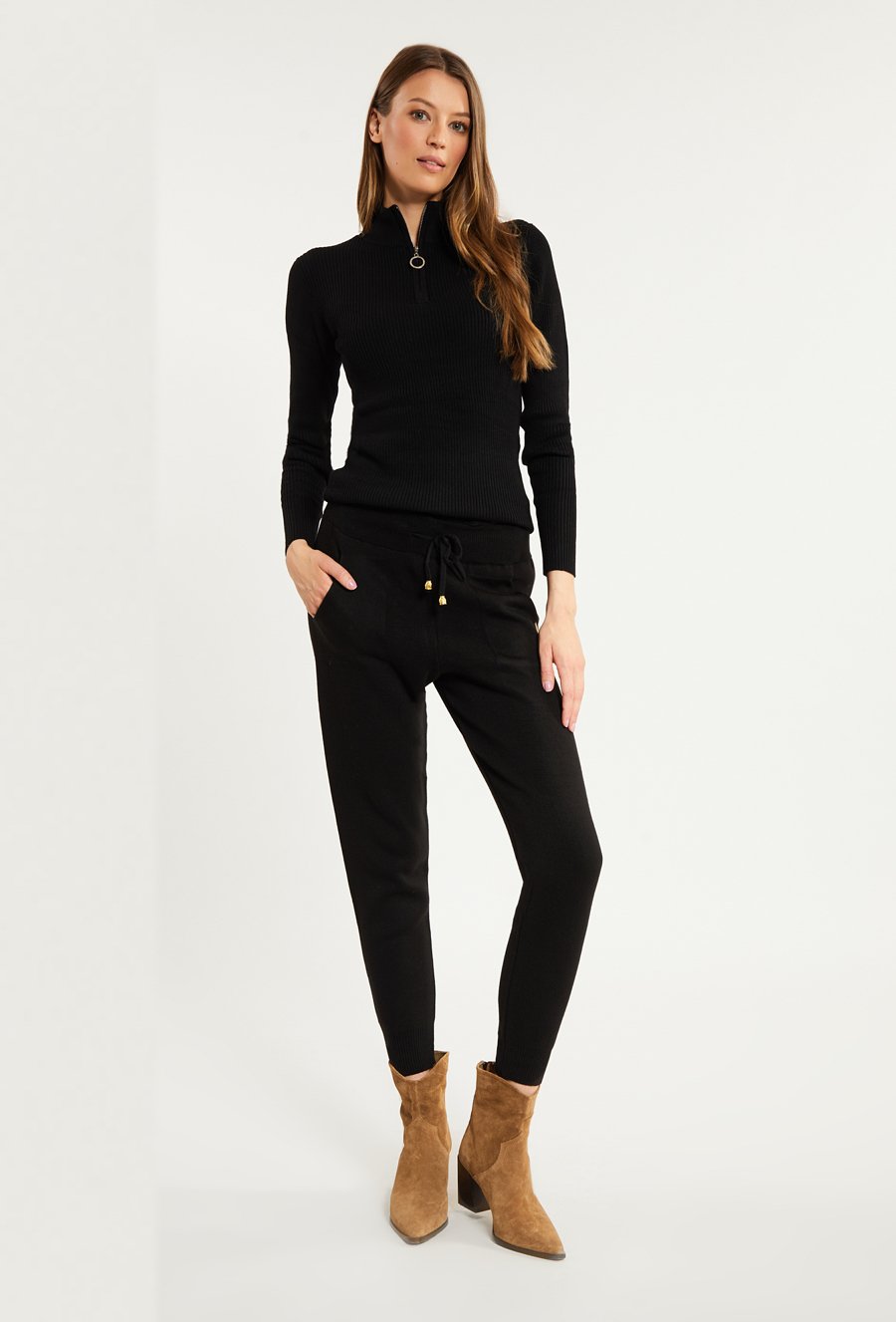 Prążkowany sweter o dopasowanym kroju