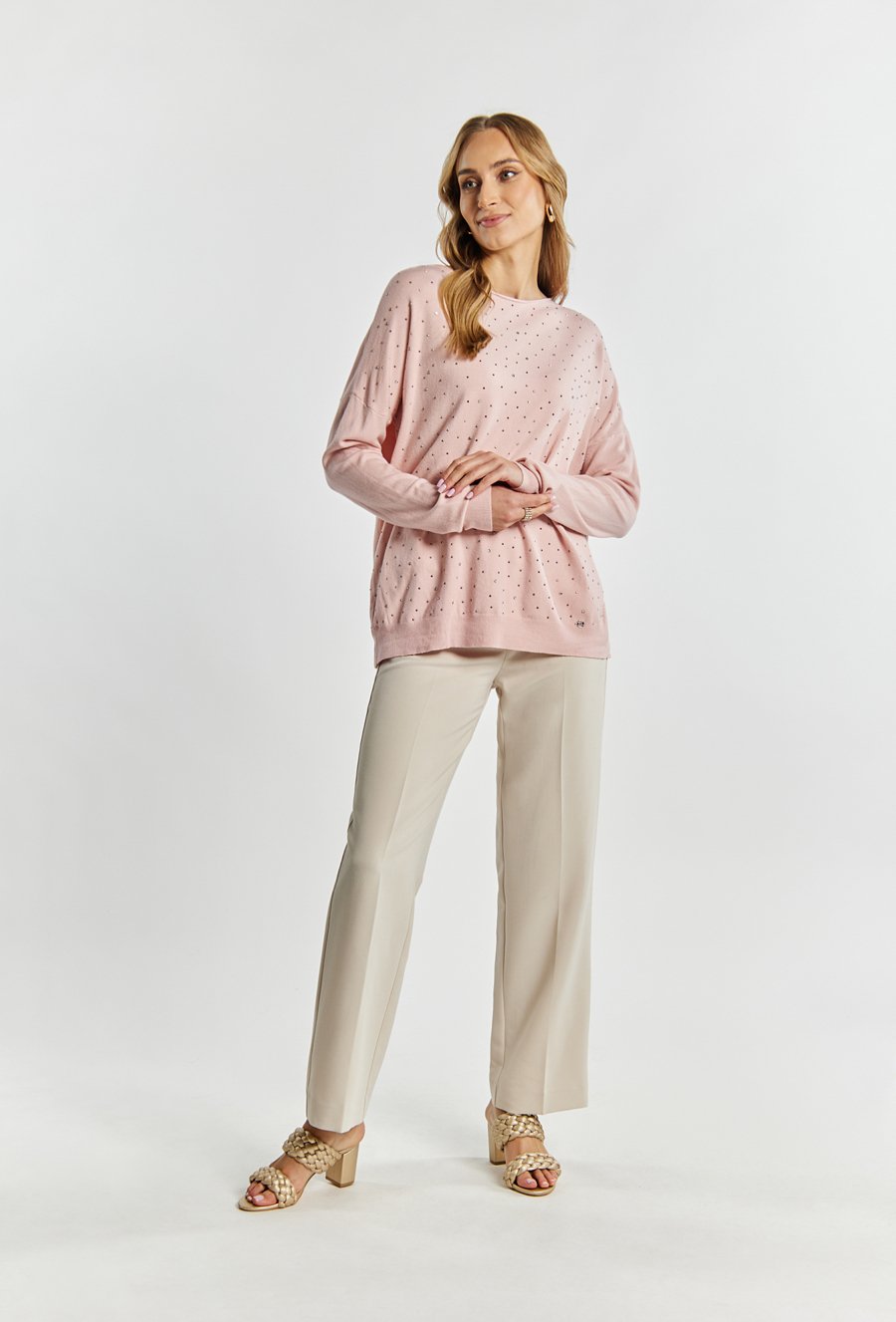 Sweter damski z ozdobną aplikacją