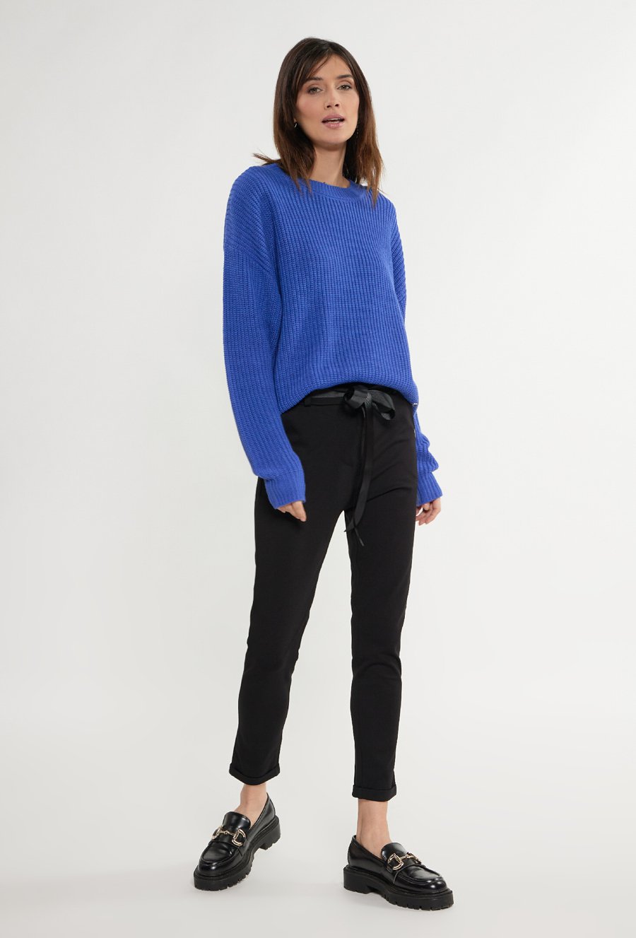 Materiałowe spodnie z podwijanymi nogawkami