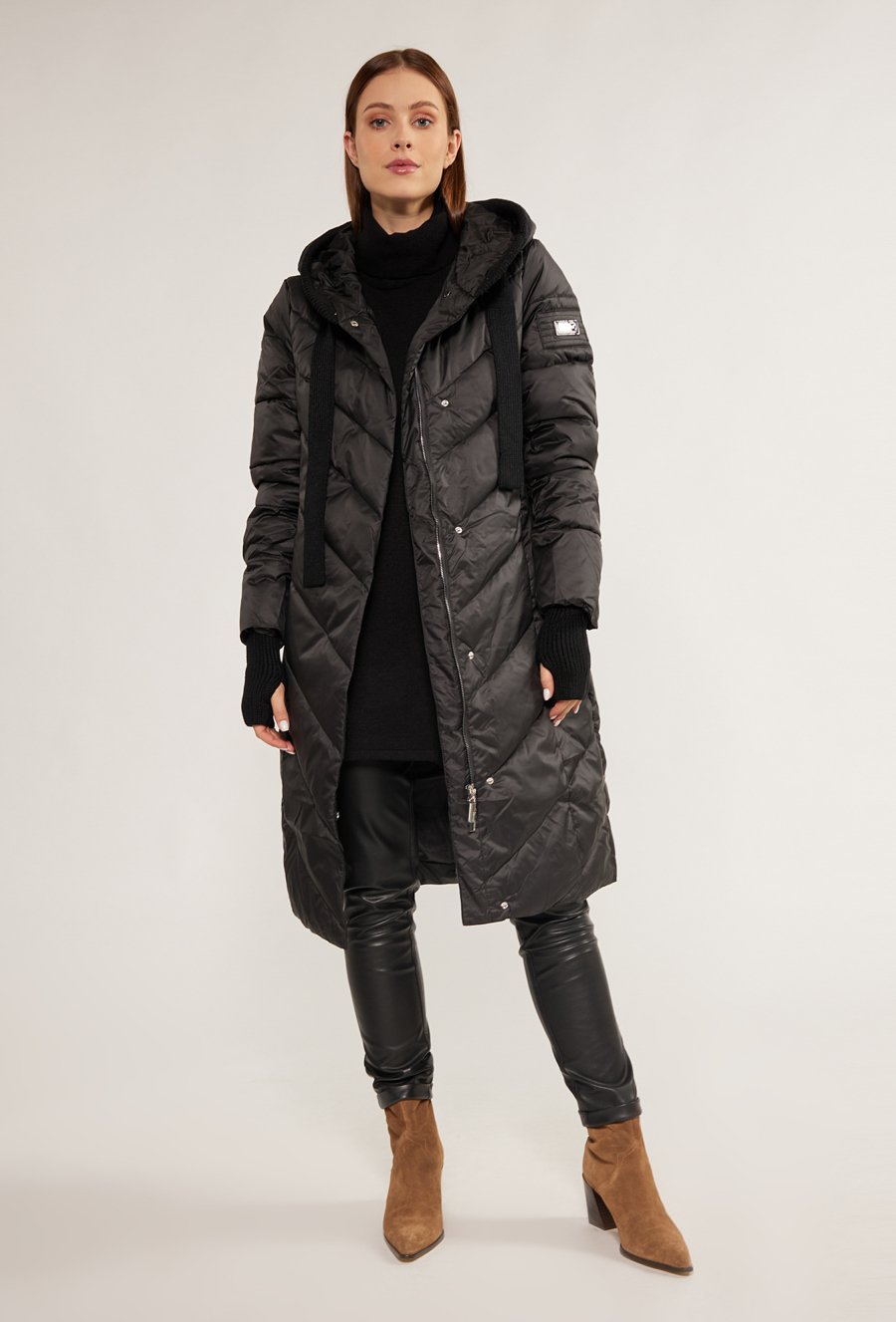 Długi płaszcz z wzorem w jodełkę