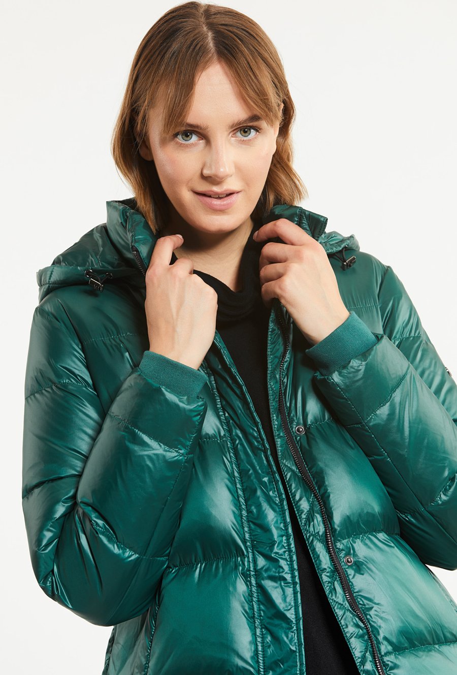 Puchowy płaszcz z kapturem