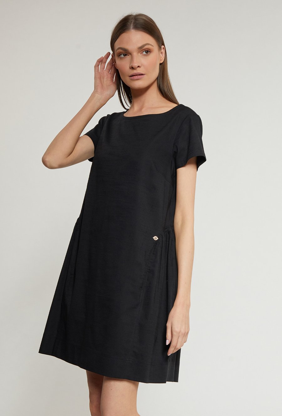 Sukienka damska z kr&oacute;tkimi rękawami