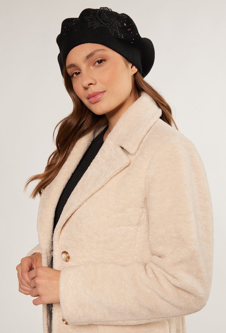 Beret z ozdobną aplikacją