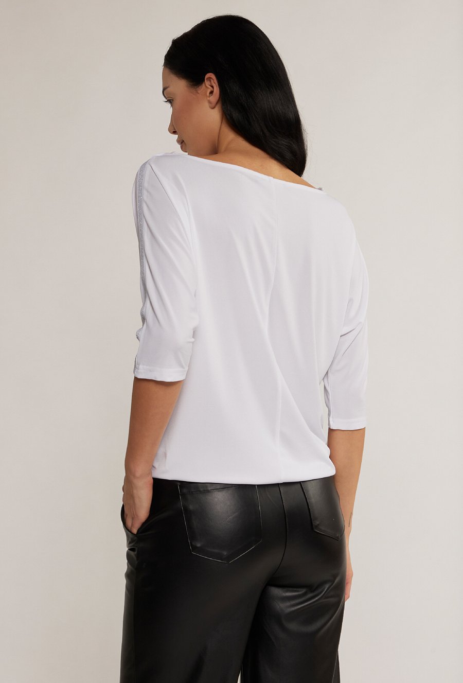 Bluzka z ozdobnym wykończeniem