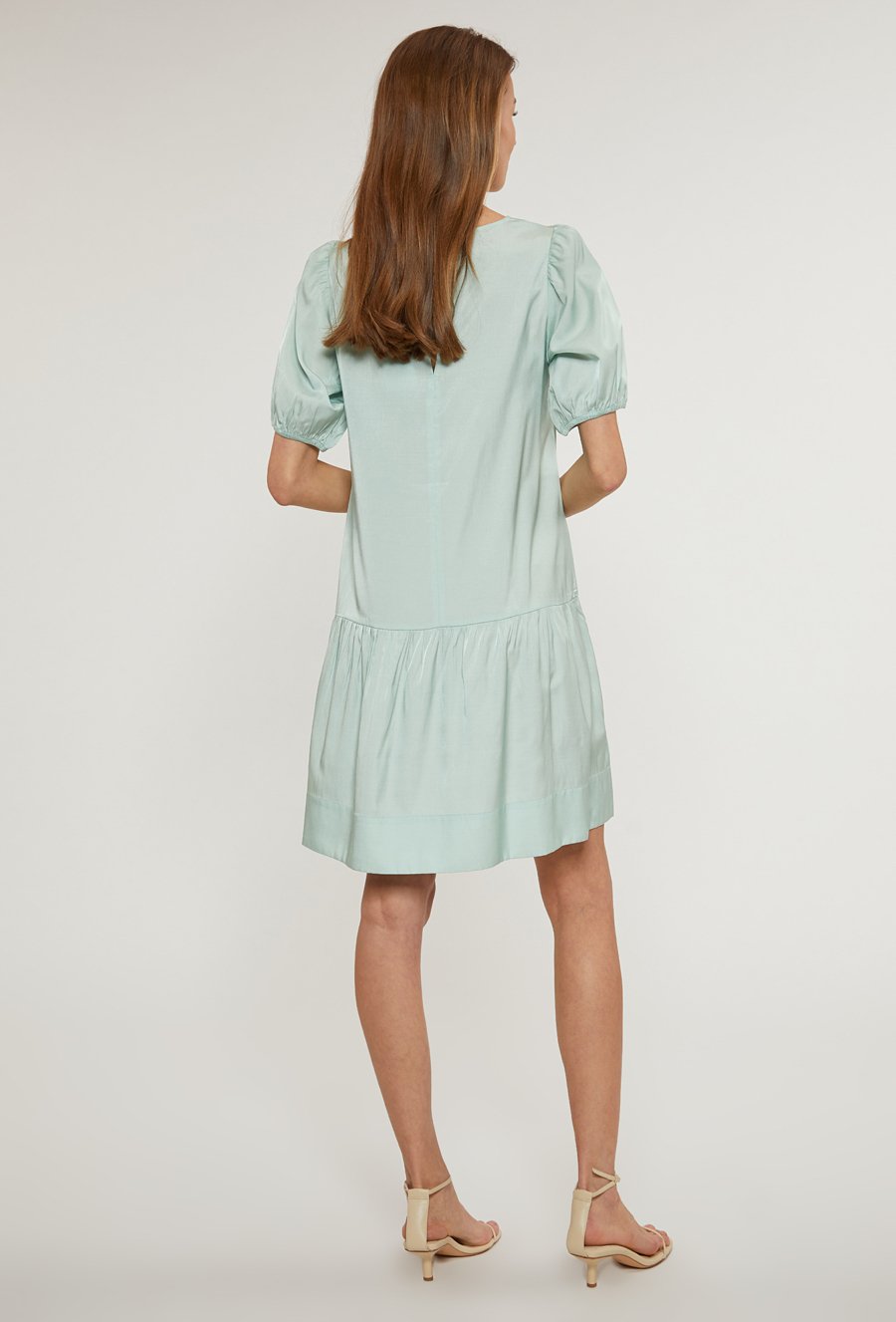 Gładka sukienka z falbaną